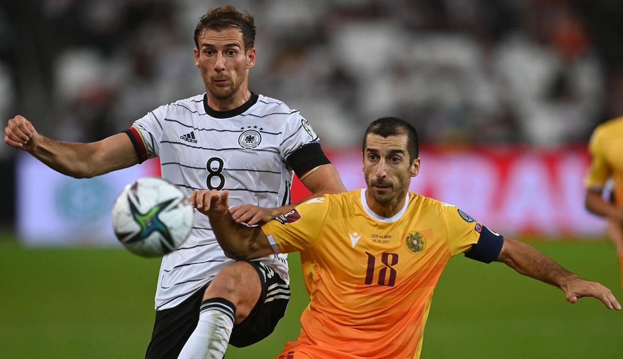Gelandang AS Roma, Henrikh Mkhitaryan (kanan) merupakan pemain yang dipercaya menjadi kapten di negaranya, Armenia. Ia juga tercatat sebagai pencetak skor sepanjang masa Armenia dengan 31 gol dari 93 laga. (AFP/Christof Stache)