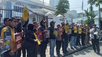 Jurnalis menggelar demonstrasi menolak RUU Penyiaran di depan Kantor DPRD Jabar, Kota Bandung, Selasa, 28 Mei 2024.  (Dikdik Ripaldi/Liputan6.com)