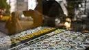 Desainnya menampilkan gambar paus yang dicetak dan dapat dimakan yang diletakkan di atas kue buatan sendiri yang dihiasi dengan lapisan gula dan taburan gula berwarna. (Patricia DE MELO MOREIRA / AFP)