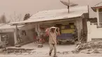 Warga menutupi kepalanya untuk menghindari abu vulkanik akibat erupsi Gunung Sinabung yang menghujani Desa Tiga Pancur, Karo, Sumatera Utara, Rabu (2/8). Sinabung meluncurkan awan panas hingga 20 kali sepanjang hari ini disertai erupsi. (IVAN DAMANIK/AFP)