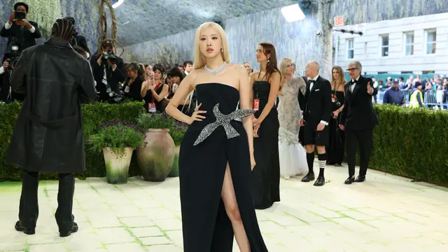 Rose Blackpink hadir di Met Gala 2026.  [Dok. Photo by ANGELA WEISS / AFP]