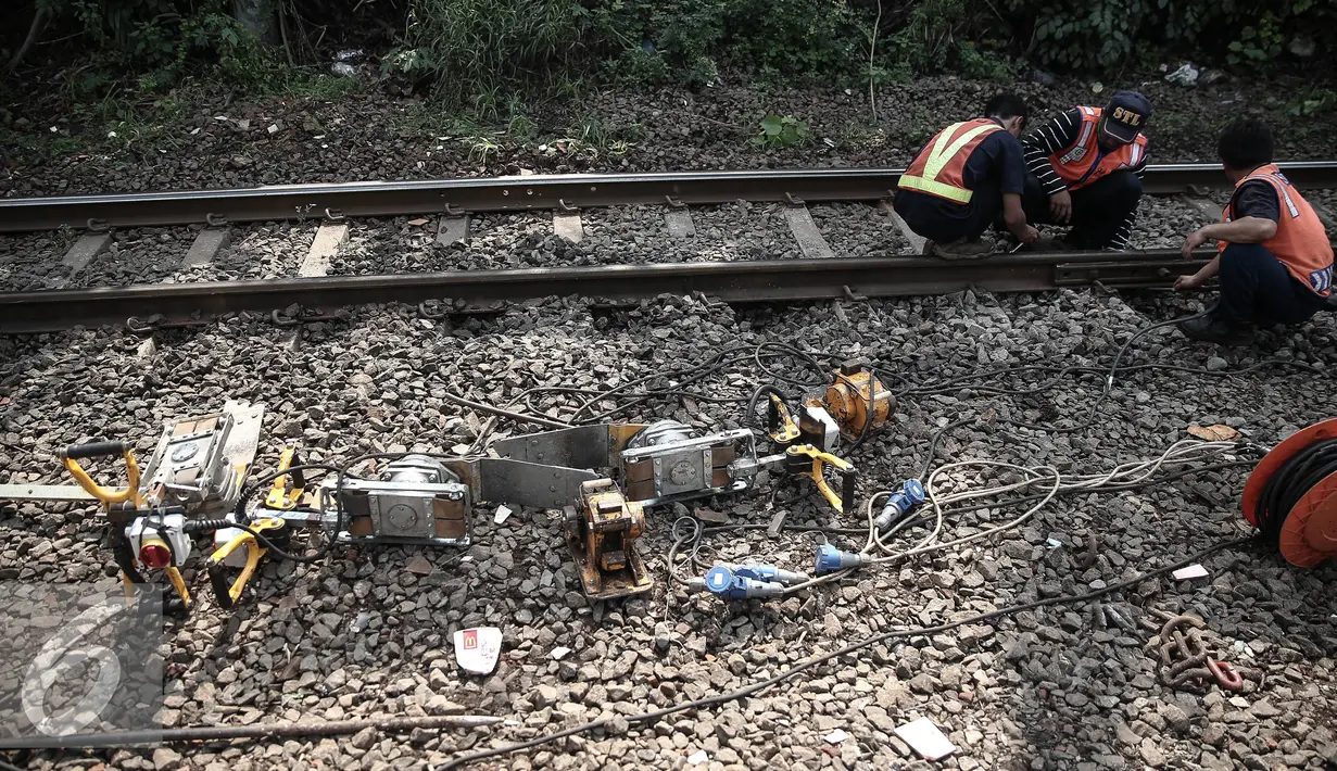 Petugas memperbaiki rel pasca (KRL) Commuter Line Bogor-Tanah Abang yang anjlok di jalur Manggarai arah Sudirman, Jakarta, Rabu (18/5). Akibatnya kejadian tersebut terjadi gangguan perjalanan di lintas Manggarai-Tanah Abang. (Liputan6.com/Faizal Fanani)