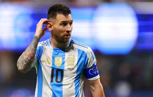 Pemain Argentina, Lionel Messi bereaksi setelah gagal mencetak gol ke gawang Kanada pada laga Grup A Copa America 2024 di Mercedes-Benz Stadium, Atlanta, Georgia, Jumat (21/06/2024). (AFP/Hector Vivas)