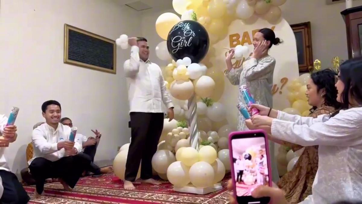 Momen Gender Reveal Nabila Sudiro, Tora Sudiro Bakal Punya Cucu Laki-Laki