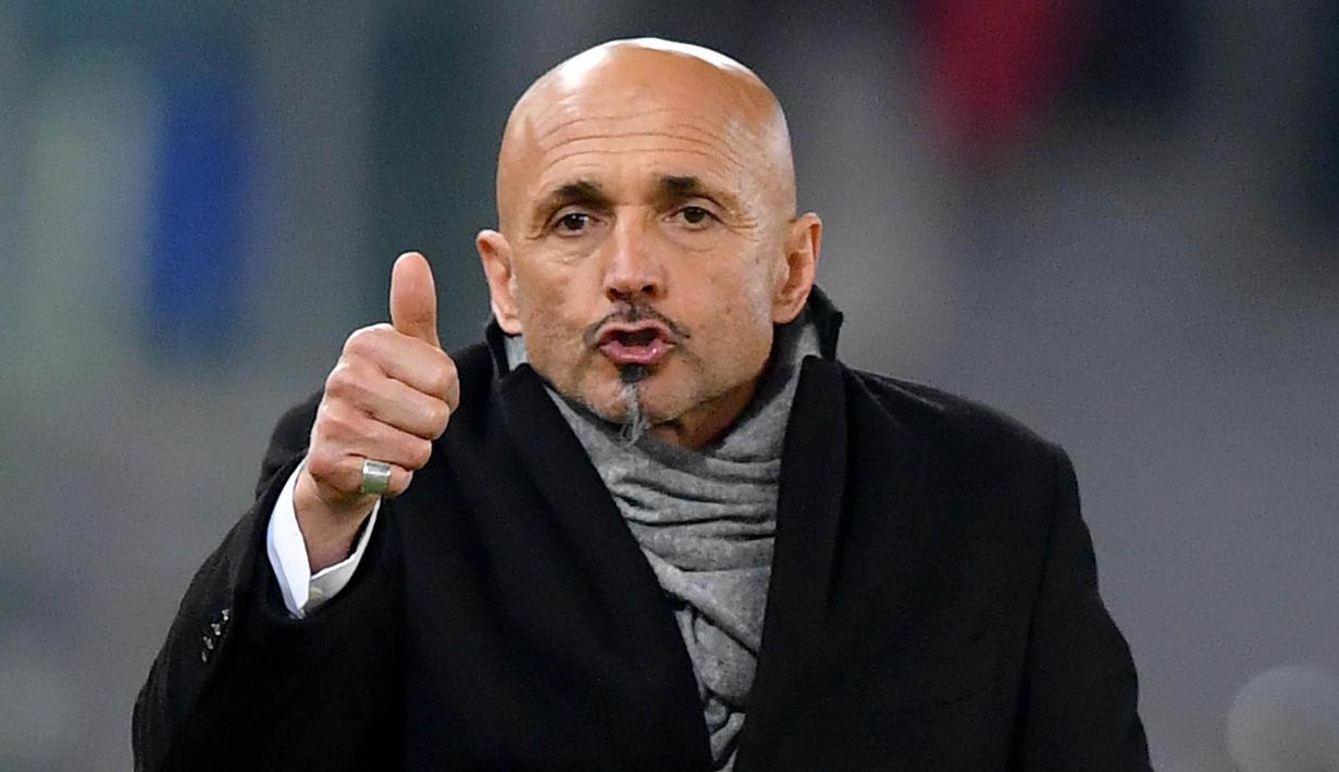 Pelatih AS Roma, Luciano Spalletti, memberikan arahan kepada anak asuhnya saat pertandingan melawan AC Cesena pada laga Coppa Italia di Stadion Olympic, Roma (01/02/2017). Luciano Spalletti resmi melatih Inter Milan. (EPA/Ettore Ferrari)