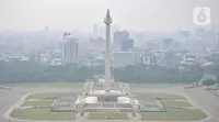 Pemadangan saat polusi menyelimuti langit Monumen Nasional (Monas) dan gedung bertingkat di Jakarta, Senin (20/6/2022). Berdasarkan data IQAir indeks kualitas udara Jakarta berada pada angka 193-196 Air Quality Index (AQI) US. (merdeka.com/Iqbal S. Nugroho)
