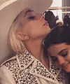 Pidato singkat Selena Gomez di panggung American Music Awards 2016 ramai membuat banyak orang terharu. Termasuk Lady Gaga yang tak kuasa menahan air matanya yang mengalir begitu saja. (Instagram/Ladygaga)