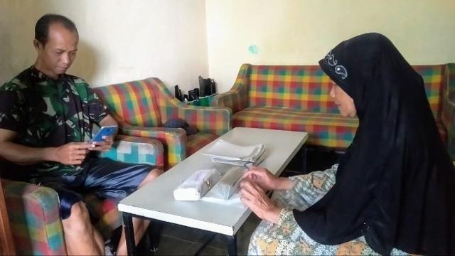 Cerita Warga Desa di Kuningan Jadi Perajin Bungkus Gorengan