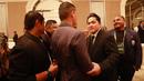 <p>Ketua PSSI, Erick Thohir, berbincang dengan mantan pemain Timnas Indonesia usai Kongres Luar Biasa (KLB) PSSI di Hotel Shangri-La, Jakarta Pusat, Kamis (16/2/2023). (Bola.com/M Iqbal Ichsan)</p>