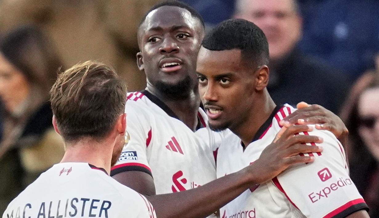 Pemain Liverpool, Alexander Isak (kanan) merayakan gol bersama rekan-rekannya dalam laga Liga Inggris 2025/2026 melawan West Ham di London Stadium, London, Inggris, Minggu (30/11/2025) waktu setempat. (AP Photo/Kirsty Wigglesworth)