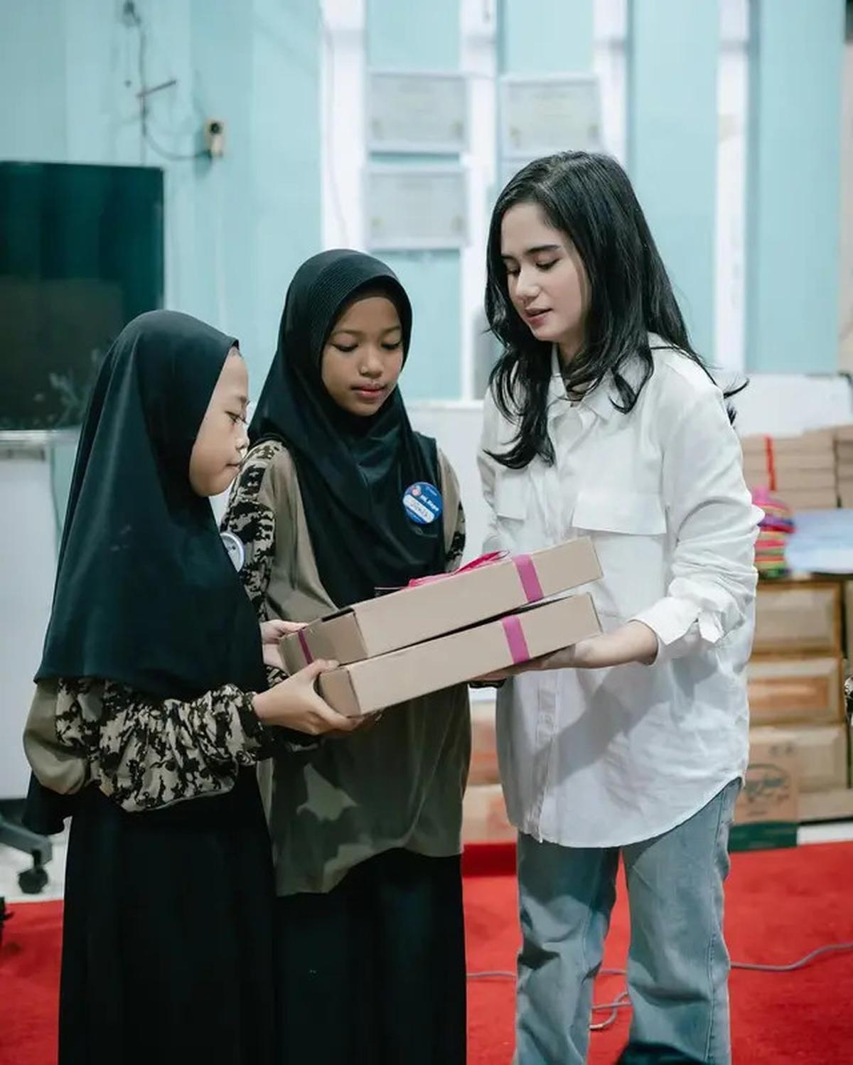 6 Potret Tissa Biani Berbagi Paket Lebaran di Panti Asuhan, Banjir Pujian