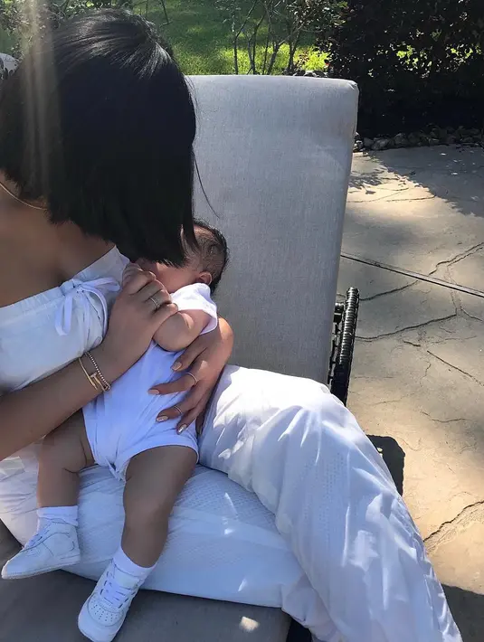 Kendati demikian, kini Kylie sudah mulai kembali mengunggah foto anaknya tersebut dengan cara yang berbeda, yakni tak menampakkan seluruh wajah anaknya. (instagram/kyliejenner)