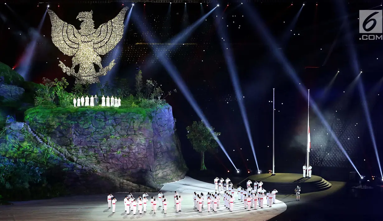Pengibaran bendera Merah Putih saat pembukaan Asian Games 2018 di Stadion Utama Gelora Bung Karno (SUGBK), Jakarta, Sabtu (18/8). Acara pengibaran bendera berlangsung khidmat. (Liputan.com/Fery Pradolo)