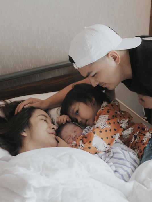 Selain itu, Chelsea mengatakan bahwa melahirkan Glenn tidak memiliki banyak persiapan. Rasa khawatir yang membuat Chelsea dan Glenn memiliki banyak rencana agar semuanya berjalan lancar. (Instagram/chelseaoliviaa)