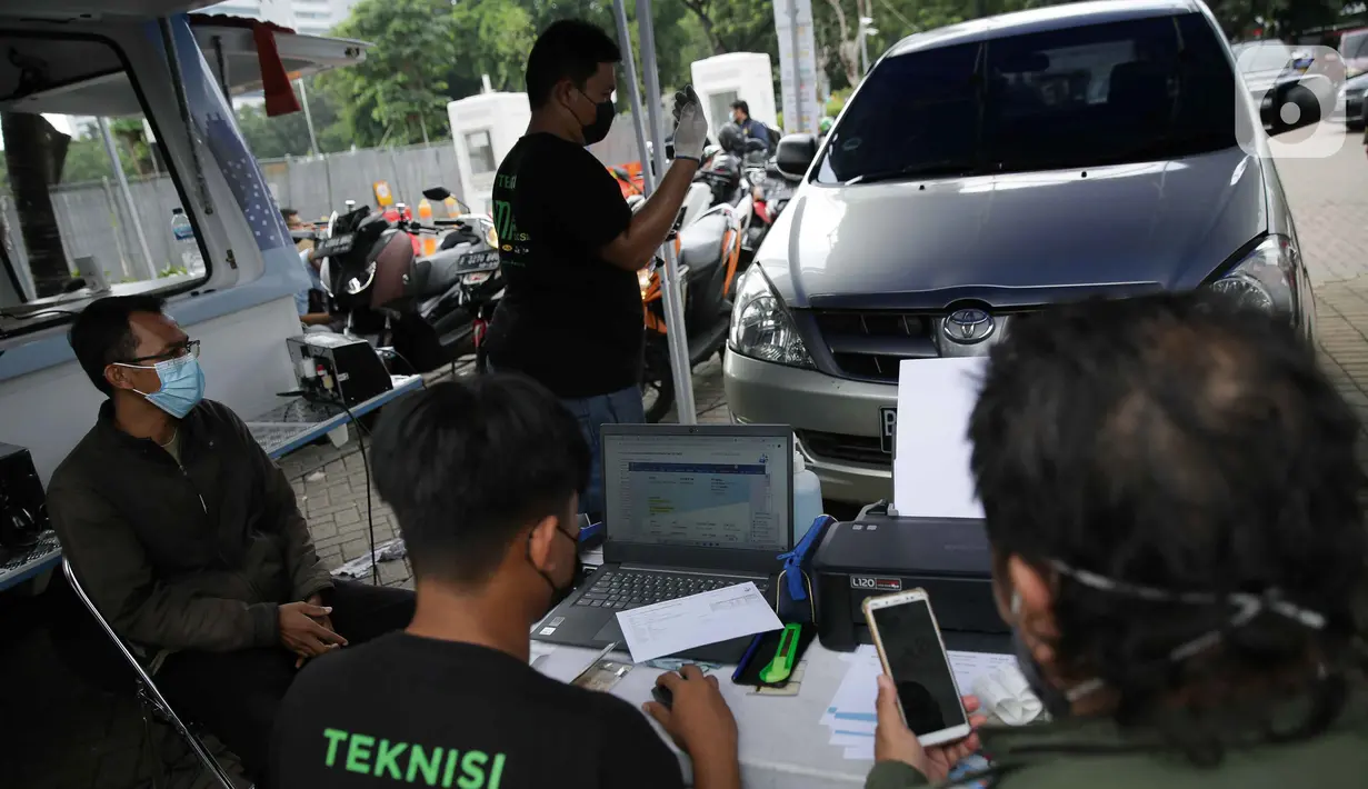 Petugas melakukan uji emisi gas buang kendaraan di Lapangan  Parkir IRTI Monas, Jakarta, Selasa (2/11/2021). Fasilitas ini diharapkan mendorong masyarakat untuk melakukan uji emisi kendaraan sebelum sanksi tilang diterapkan mulai 13 November 2021. (Liputan6.com/Faizal Fanani)
