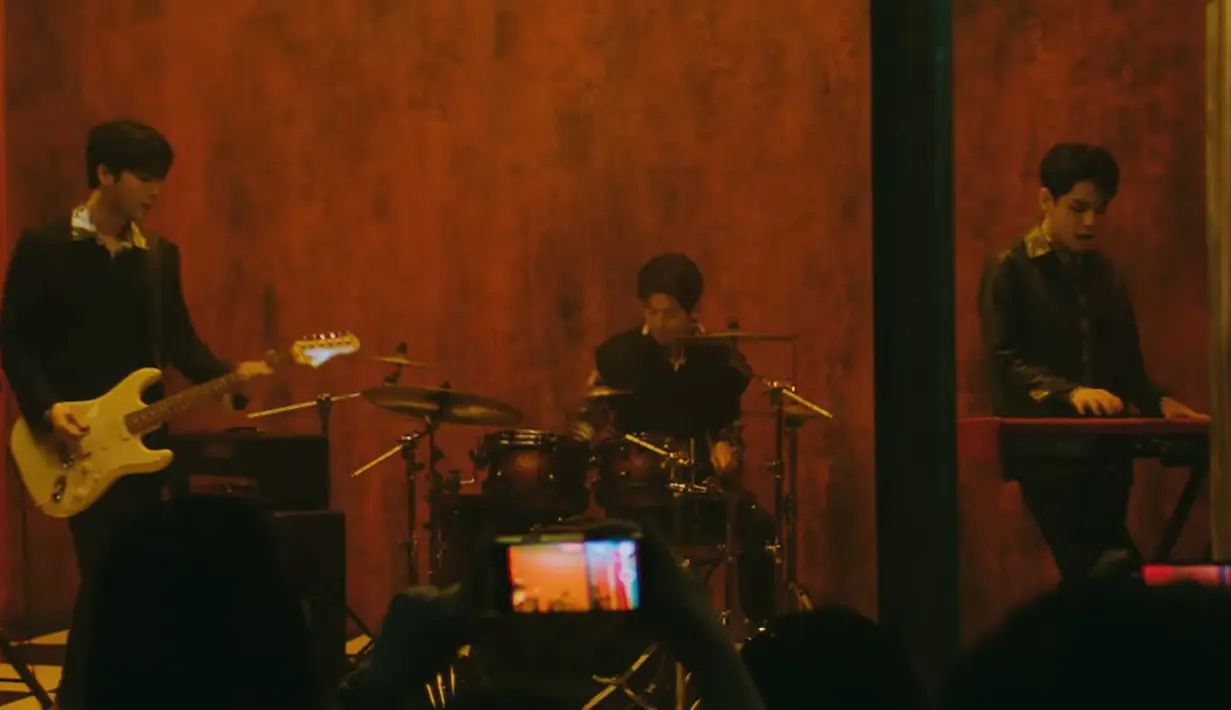 Young K, Wonpil dan Dowoon mengusung music video dengan jalan cerita yang emosional. Lagu ini menceritakan tentang hubungan cinta yang telah rapuh, ketika perasaan si dia tak lagi sama. (JYP Entertainment)