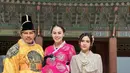 Kebersamaan pasangan ini semakin lengkap dengan kehadiran dua anak mereka yang juga mengenakan hanbok. Putri Jennifer, Chantal, menjadi sorotan karena tampil cantik seperti putri mahkota. Seluruh keluarga tampak anggun, menciptakan momen indah bak keluarga kerajaan. (Liputan6.com/IG/@jeje_haris89)