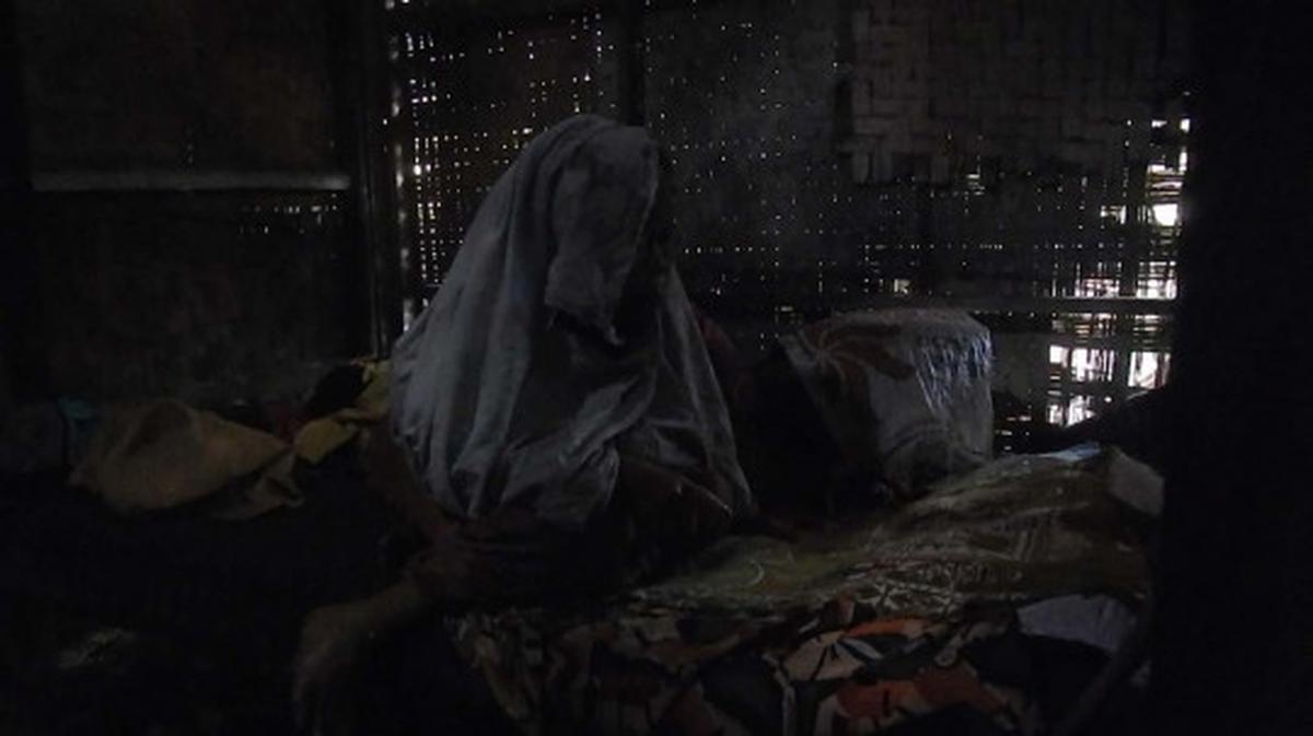 Meratapi hidup nenek renta rawat anak gangguan jiwa di gubuk reot