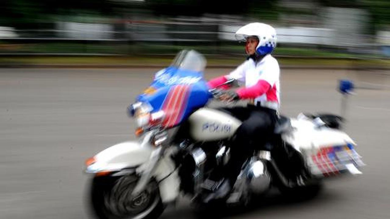 Polwan cantik akrobat pakai motor gede 