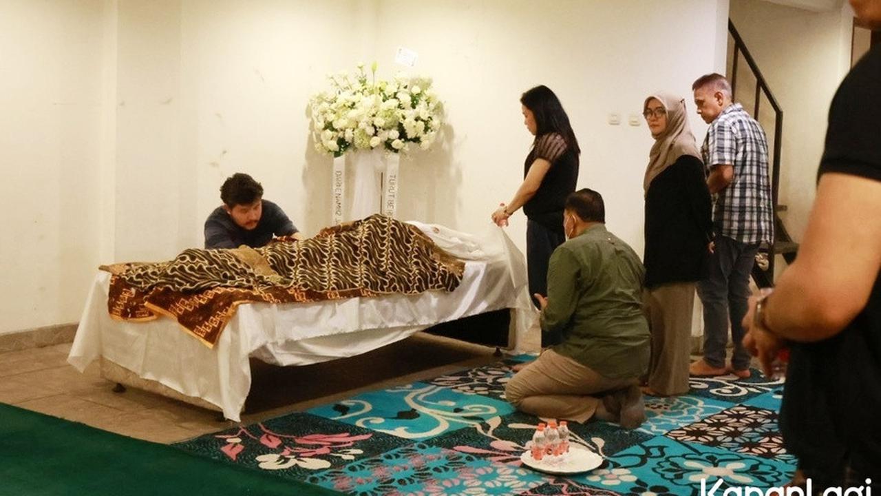 7 Potret Suasana Rumah Duka Penyanyi Irianti Erningpraja, Addie MS hingga Dewa Budjana Datang Melayat