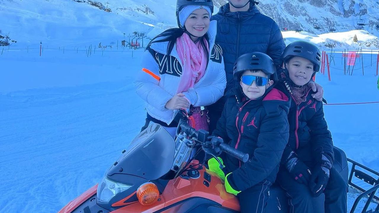 Potret Titi Kamal dan Keluarga Wisata Salju di Switzerland (instagram @titi_kamall).