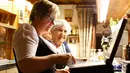 Kathi Kink saat melakukan tugasnya sebagai pelayan di restoran 'Zum Goldenen Tal' di Weyarn, Jerman. Foto diambil pada 1 Februari 2015. (REUTERS/Michaela Rehle)