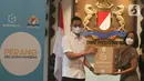 Senior Communication Manager GudangAda, Muara Makarim (kanan) secara simbolis menyerahkan paket sembako kepada Ketua Pelaksana Vaksinasi Keliling yang juga Wakil Ketua Umum Bidang Komunikasi dan Informatika KADIN Firlie H (kiri) di Jakarta, Senin (11/10/2021). (Liputan6.com/HO/Agus)