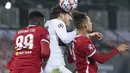 Pemain Midtjylland, Erik Sviatchenko berebut bola udara dengan dua pemain Liverpool, Billy Koumetio dan Rhys Williams pada pertandingan Grup D Liga Champions di MCH Arena di Herning, Denmark, Kamis (10/12/2020). Liverpool bermain imbang atas Midtjylland 1-1. (Bo Amstrup/Scanpix via AP)