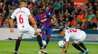 Winger Barcelona, Ousmane Dembele berusaha melakukan tendangan ke gawang Sevilla dalam pertandingan pekan kedelapan kompetisi La Liga Spanyol 2019-2020 di Camp Nou, Minggu (6/10/2019). Barcelona berhasil menang telak atas Sevilla dengan skor 4-0. (AP Photo/Joan Monfort)