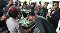 Kapolres Berau AKBP Sindhu Brahmarya memberi kejutan berupa kue dan nasi tumpeng ke 16 Mako TNI di Berau pada Rabu 5 Oktober 2022. (Istimewa)