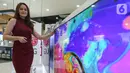 Model berpose di depan LG QNED Mini LED TV di toko elektronik SCBD, Jakarta, Sabtu (25/09/2021). Mini LED menjadi pengembangan pada sisi pencahayaan latar (backlight) yang lebih baik dan terletak pada terapan jajaran lampu LED dengan ukuran lebih kecil dibanding teknologi sebelumnya. (Liputan6.com)