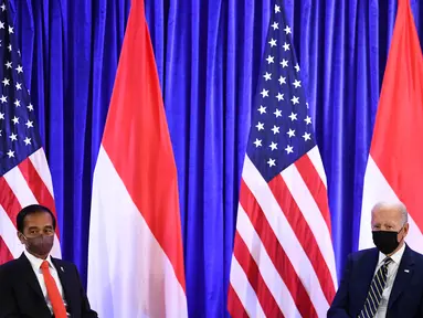 Presiden AS Joe Biden (kanan) berbicara dengan Presiden Indonesia Joko Widodo atau Jokowi dalam pertemuan bilateral pada KTT Iklim PBB COP26 di Glasgow, Skotlandia, Senin (1/11/2021). Jokowi dan Joe Biden membahas sejumlah penguatan kerja sama Indonesia-Amerika Serikat. (Brendan Smialowski / AFP)