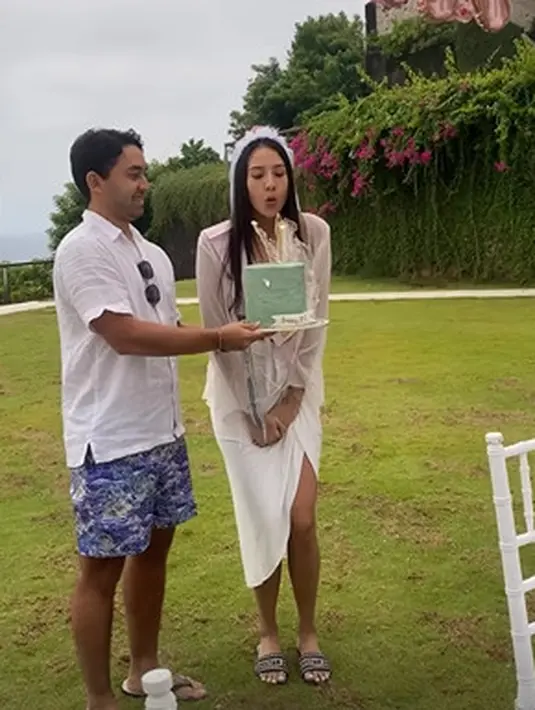 Ia pun melengkapi penampilannya dengan veil putih dan sandal. [instagram/anyageraldine]