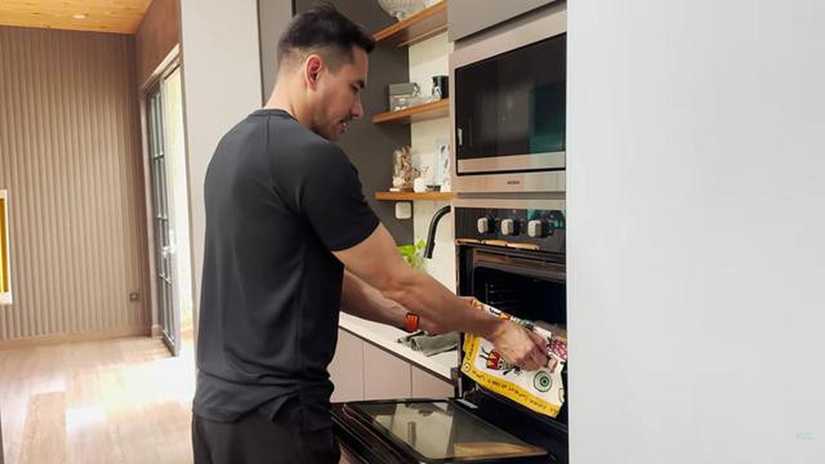 7 Potret Dapur Rumah Donna Agnesia dan Darius, Simpel tapi Elegan dan Nyaman