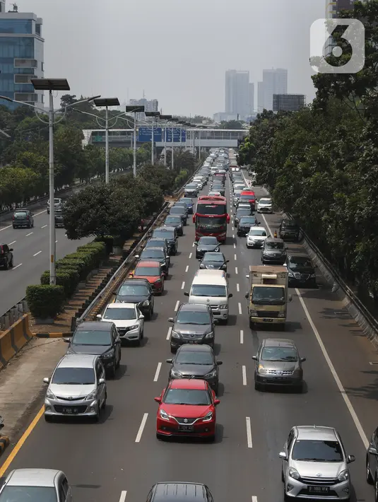 Sejumlah kendaran melintasi tol dalam kota di Jakarta, Senin (7/10/2019). Tahun depan, Badan Pajak dan Retribusi Daerah (BPRD) DKI Jakarta bisa memenjarakan penunggak pajak kendaraan bermotor dengan nilai diatas 100 juta. (Liputan6.com/Angga Yuniar)
