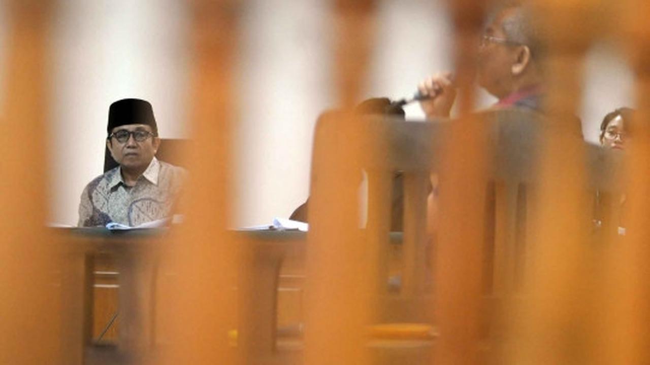 Ekspresi marah Sutan Bhatoegana saat bersaksi di sidang kasus ESDM