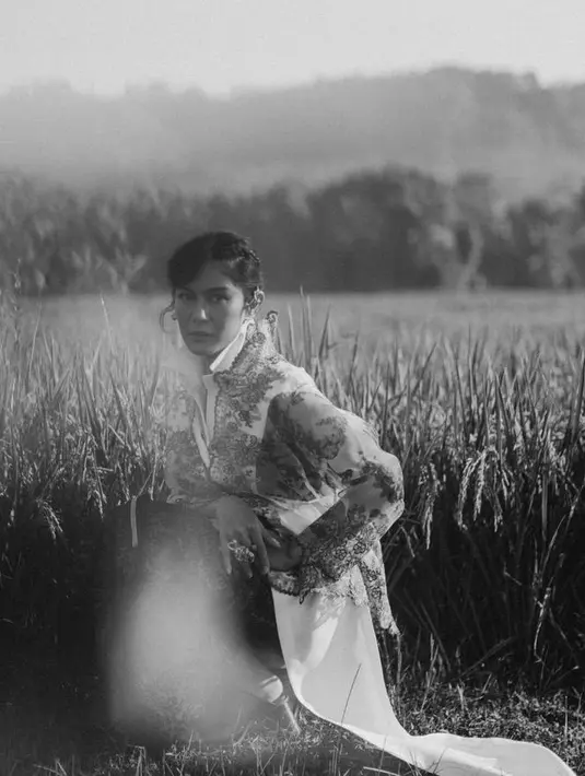 Lewat foto hitam putih, Dian Sastrowardoyo mengenakan kebaya layering dengan inner berkerah tinggi dan luaran kebaya embroidery. [@bramsky.bramsky]