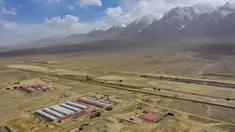 Foto dari udara menunjukkan lokasi pembangunan Bandara Taxkorgan di Prefektur Kashgar, Daerah Otonom Uighur, Xinjiang, China, Rabu (3/6/2020). Bandara Taxkorgan belokasi di ketinggian 3.252 meter di atas permukaan laut (mdpl). (Xinhua/Hu Huhu)