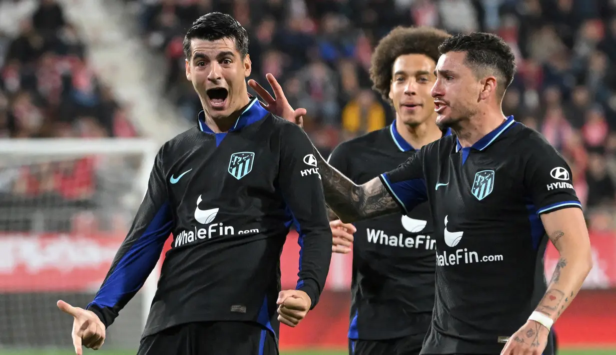 Penyerang Atletico Madrid Alvaro Morata (kiri) merayakan gol ke gawang Girona pada pertandingan sepak bola Liga Spanyol di Stadion Montilivi, Girona, Spanyol, 13 Maret 2023. Gol tunggal Alvaro Morata membawa Atletico Madrid mengalahkan Girona. (LLUIS GENE/AFP)