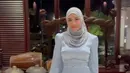 Untuk memperkuat kesan anggun, Aurel memadukan gaun biru muda tersebut dengan pashmina warna senada yang terpasang rapi, memperlihatkan sisi kesederhanaannya tanpa mengurangi nilai estetik.  [@aurelie.hermansyah].