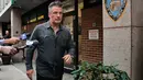 Aktor Alec Baldwin berjalan keluar dari Kantor Polisi New York, Jumat (2/11). Alec Baldwin disambut oleh fotografer dan wartawan saat dibebaskan dari kantor polisi setelah sempat ditahan karena melakukan kekerasan pada seorang pria. (AP/Julie Jacobson)