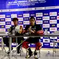 Aldi Satya Mahendra (kiri) dan Galang Hendra Pratama dalam jumpa pers usai menyelesaikan race 2 balapan bLU cRU Yamaha Sunday Race 2023 di Sirkuit Mandalika, Lombok, Minggu (17/12/2023). (Marco Tampubolon/Liputan6.com)