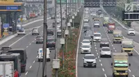 Sejumlah truk melintas di ruas Tol Dalam Kota Cawang-Pluit, Jakarta, Rabu (8/8). Pembatasan truk tersebut guna mendukung kelancaran transportasi saat perhelatan olahraga terbesar se-Asia tersebut berlangsung. (Merdeka.com/Iqbal S. Nugroho)