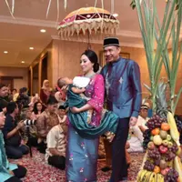 Ayu Dewi menggelar acara akikahan anak kedua. (Instagram/@mrsayudewi)