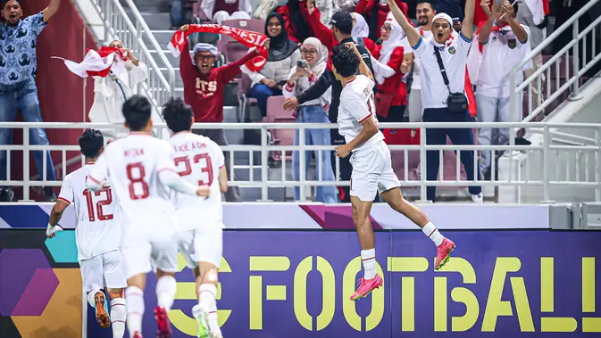Pemain Timnas Indonesia U-23, Rafael Struick (kanan) melakukan selebrasi setelah mencetak gol ke gawang Korea Selatan U-23 pada laga perempat final Piala Asia U-23 2024 di Abdullah bin Nasser bin Khalifa Stadium, Qatar, Jumat (26/04/2024) WIB. (Dok. AFC)