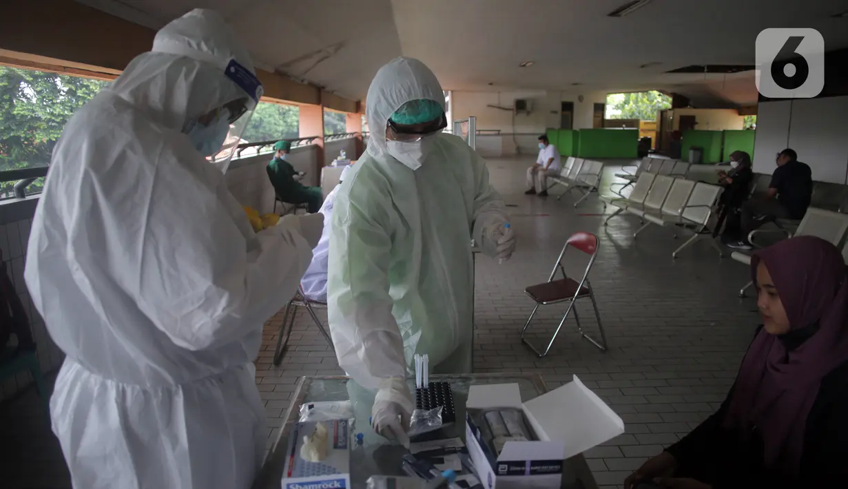 Calon penumpang mengikuti layanan pemeriksaan tes antigen di Terminal Kampung Rambutan, Jakarta, Rabu (19/5/2021). Penumpang yang baru tiba dan yang akan berangkat dari Terminal Kampung Rambutan dilakukan tes swab antigen maupun GeNose. (Liputan6.com/Johan Tallo)