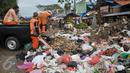 Petugas PPSU merapihkan sampah di tempat pembuangan sampah (TPS) di Blok C Pasar Minggu, Jakarta, Minggu (30/4). DPRD DKI meminta pemindahan TPS dekat Lokasi Binaan (Lokbin) Blok C Pasar Minggu dipercepat karena tidak layak. (Liputan6.com/Yoppy Renato)