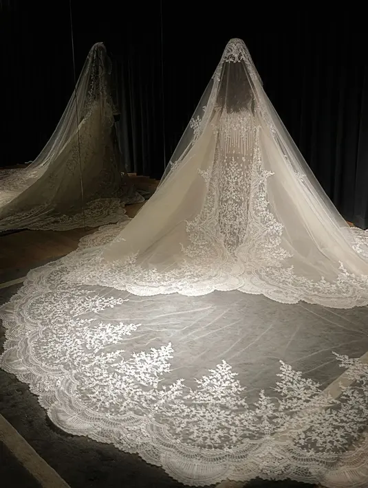 Setiap detail jahitan dan manik-manik oleh tangan ini terinspirasi oleh lagu-lagu hits Mahalini sendiri. [Foto: Instagram/monicaivena]