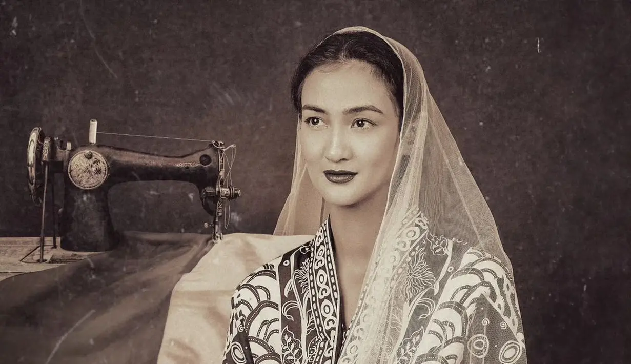 Atiqah Hasiholan tampil anggun sebagai Fatmawati. Ia mengenakan blus batik, lengkap dengan kerudung warna putih. [Foto: IG/@yudajulianofficial]