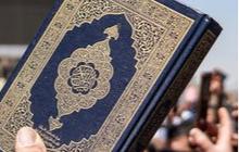 Warga Muslim Bagi-Bagi Alquran Bahasa Belanda Setelah Insiden Bakar Kitab Suci